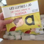 Los ejemplares del cuento sobre la dislexia en papel, recién recibidos de la imprenta.
