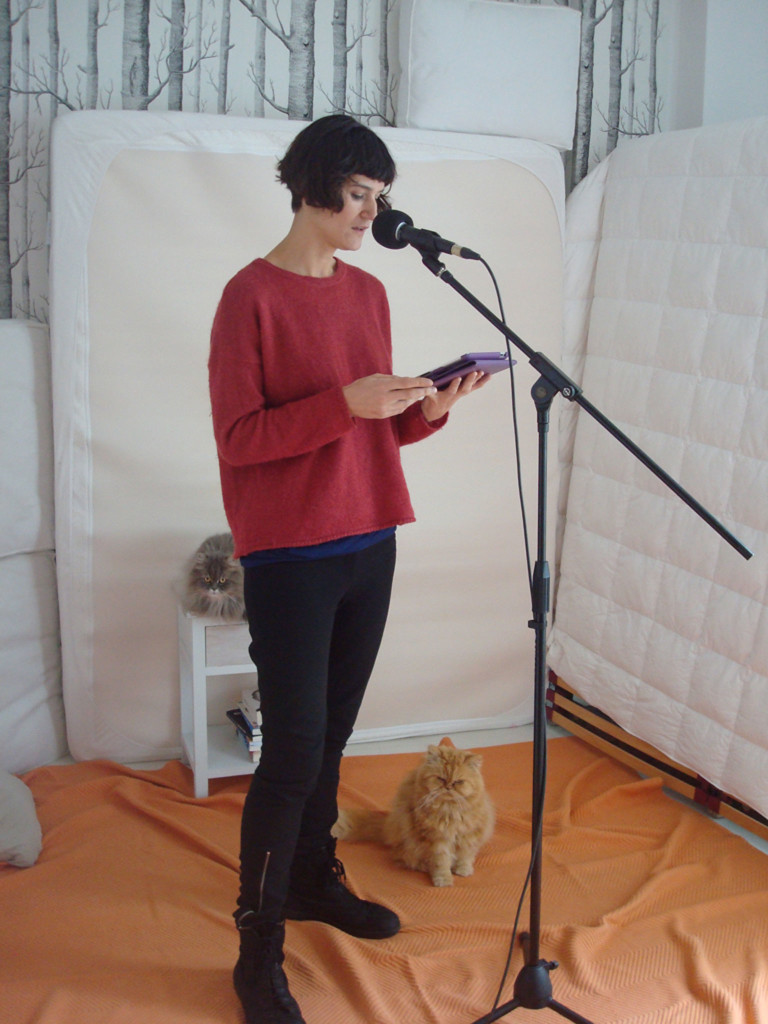 Maialen durante la grabación de la voz del cuento sobre la dislexia en euskera, vigilada por los gatos Grizz y Moritz.